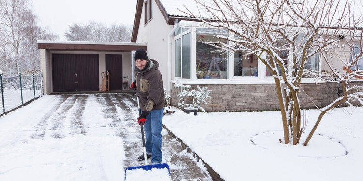 6 Economical Tips For Clearing Snow In Front Of Your Home